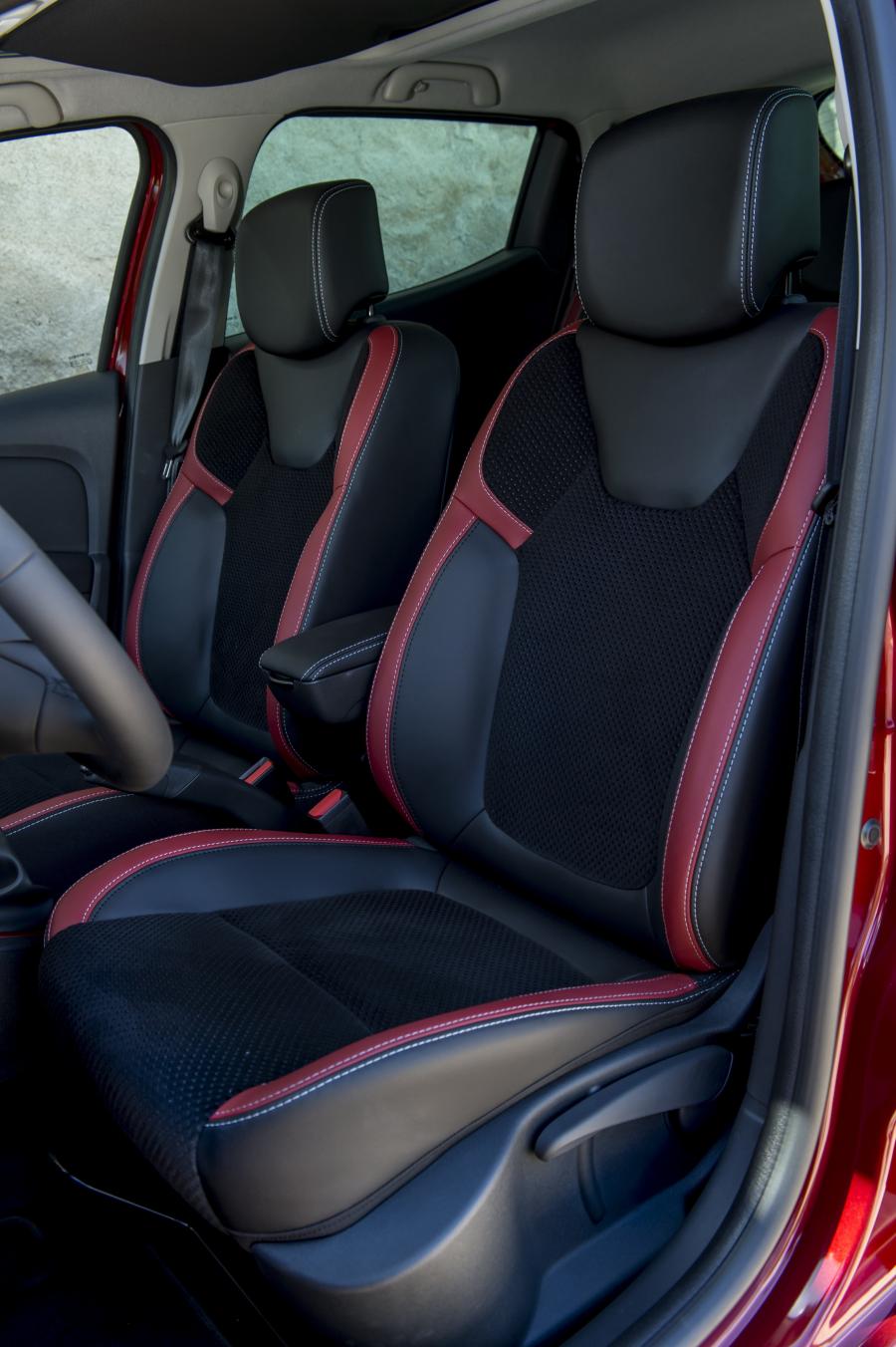 Интерьер Renault Clio 2016 года  (фото 4 из 80)